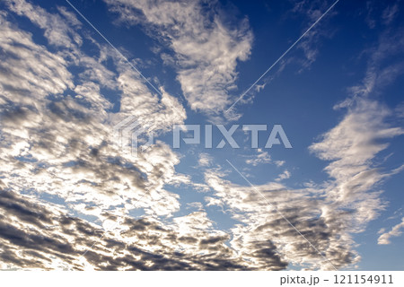 太陽の斜光線を浴びて輝く雲【背景素材としての夕景造形編】 121154911