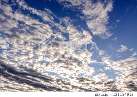 太陽の斜光線を浴びて輝く雲【背景素材としての夕景造形編】 121154912