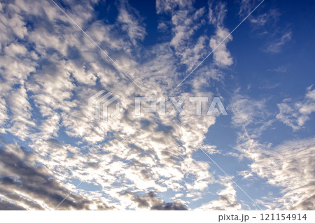 太陽の斜光線を浴びて輝く雲【背景素材としての夕景造形編】 121154914