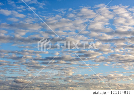 太陽の斜光線を浴びて輝く雲【背景素材としての夕景造形編】 121154915