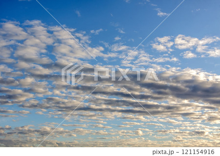 太陽の斜光線を浴びて輝く雲【背景素材としての夕景造形編】 121154916