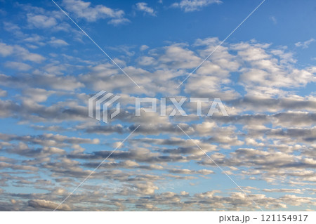 太陽の斜光線を浴びて輝く雲【背景素材としての夕景造形編】 121154917