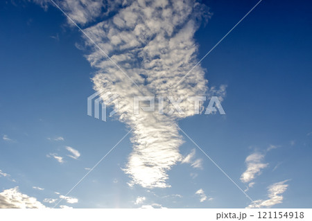 太陽の斜光線を浴びて輝く雲【背景素材としての夕景造形編】 121154918