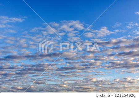 太陽の斜光線を浴びて輝く雲【背景素材としての夕景造形編】 121154920