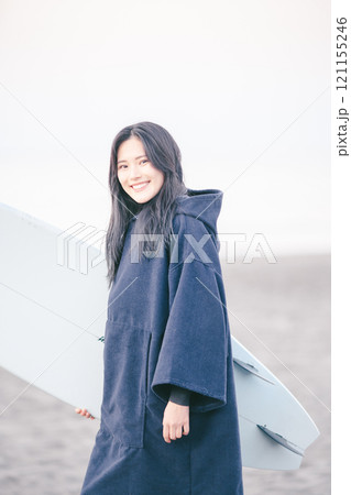 サーフボードをもつ若い日本人女性 121155246