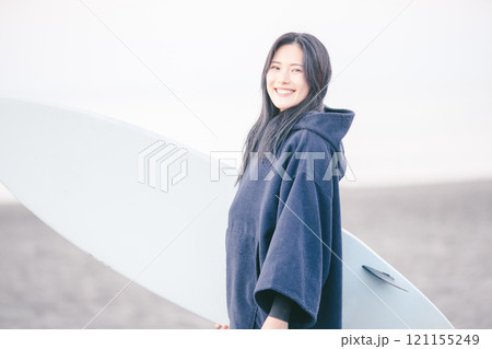 サーフボードをもつ若い日本人女性 121155249