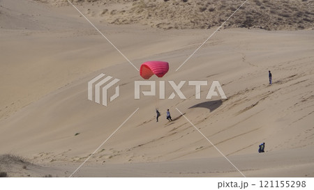 鳥取砂丘のパラグライダー1 121155298