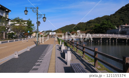 鳥取城水堀跡前の通りと擬宝珠橋1 121155374