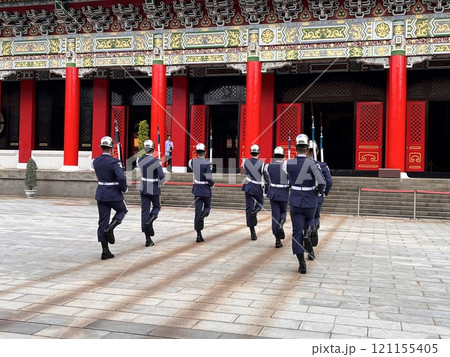 台湾にある忠烈祠の衛兵交代式 台湾にある忠烈祠の衛兵交代式 121155405