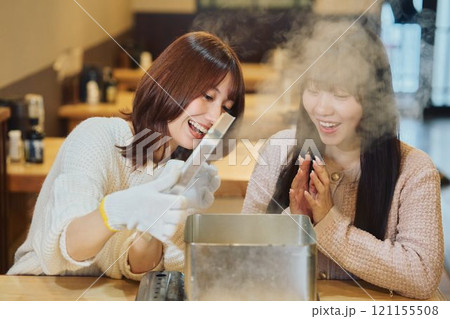 牡蠣を食べる女性たち　撮影協力・ピアbandai 121155508