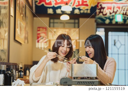 牡蠣を食べる女性たち　撮影協力・ピアbandai 121155519