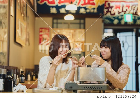 牡蠣を食べる女性たち 撮影協力・ピアbandai 牡蠣を食べる女性たち 撮影協力・ピアbandai 121155524