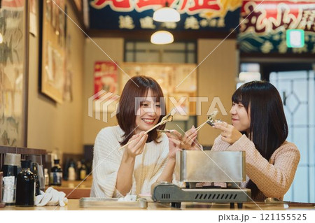 牡蠣を食べる女性たち 撮影協力・ピアbandai 牡蠣を食べる女性たち 撮影協力・ピアbandai 121155525