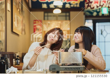 牡蠣を食べる女性たち　撮影協力・ピアbandai 121155530