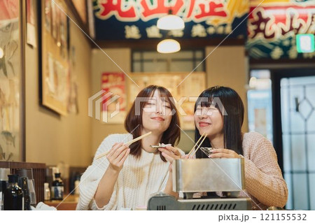 牡蠣を食べる女性たち　撮影協力・ピアbandai 121155532