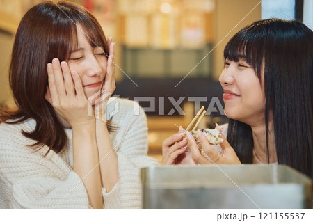 牡蠣を食べる女性たち 撮影協力・ピアbandai 牡蠣を食べる女性たち 撮影協力・ピアbandai 121155537
