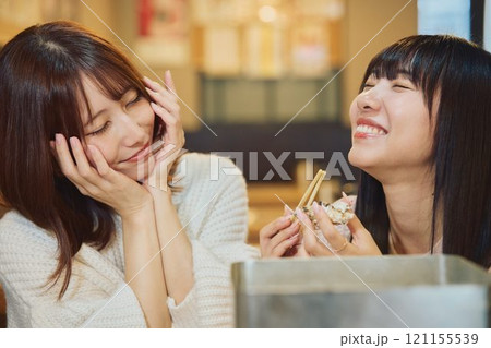 牡蠣を食べる女性たち　撮影協力・ピアbandai 121155539