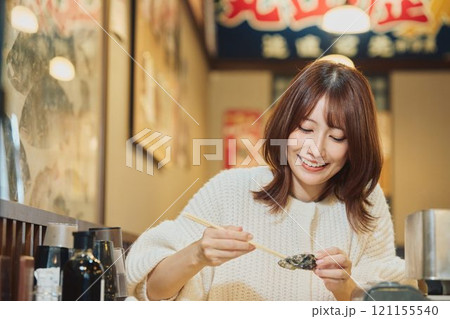 おいしそうに牡蠣を食べる女性 撮影協力・ピアbandai おいしそうに牡蠣を食べる女性 撮影協力・ピアbandai 121155540