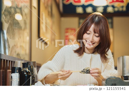 おいしそうに牡蠣を食べる女性 撮影協力・ピアbandai おいしそうに牡蠣を食べる女性 撮影協力・ピアbandai 121155541