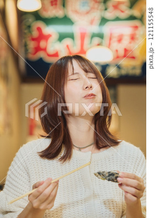 おいしそうに牡蠣を食べる女性 撮影協力・ピアbandai おいしそうに牡蠣を食べる女性 撮影協力・ピアbandai 121155548