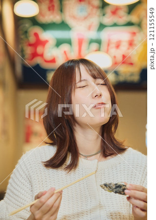 おいしそうに牡蠣を食べる女性 撮影協力・ピアbandai おいしそうに牡蠣を食べる女性 撮影協力・ピアbandai 121155549