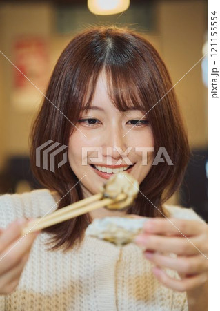 おいしそうに牡蠣を食べる女性 撮影協力・ピアbandai おいしそうに牡蠣を食べる女性 撮影協力・ピアbandai 121155554