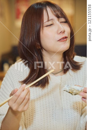 おいしそうに牡蠣を食べる女性 撮影協力・ピアbandai おいしそうに牡蠣を食べる女性 撮影協力・ピアbandai 121155558
