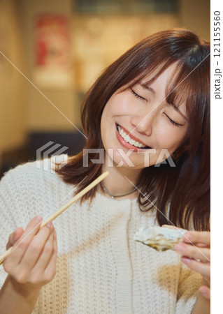 おいしそうに牡蠣を食べる女性 撮影協力・ピアbandai おいしそうに牡蠣を食べる女性 撮影協力・ピアbandai 121155560