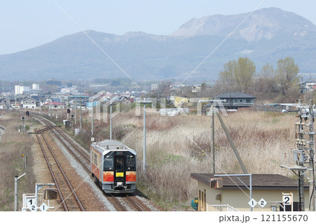 有珠山をバックに走る室蘭本線普通列車　DECMO　H100　ラッピング車両　北船岡駅　JR北船岡駅 121155670