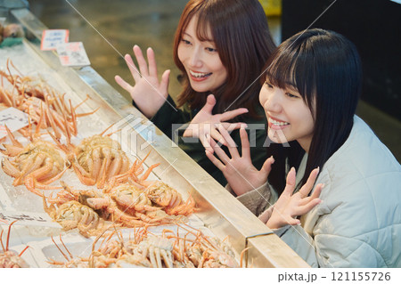 魚市場を楽しむ女性たち　撮影協力 ・ピアbandai 121155726