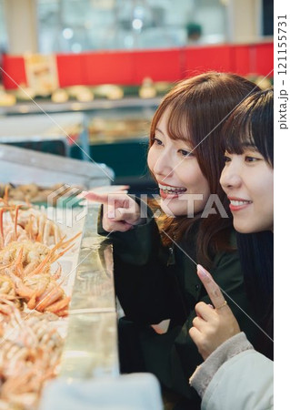魚市場を楽しむ女性たち　撮影協力 ・ピアbandai 121155731