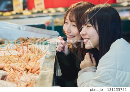魚市場を楽しむ女性たち　撮影協力 ・ピアbandai 121155733