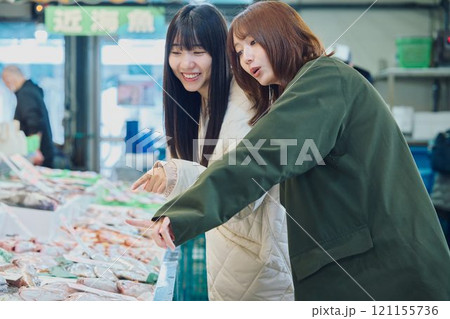 魚市場を楽しむ女性たち　撮影協力 ・ピアbandai 121155736
