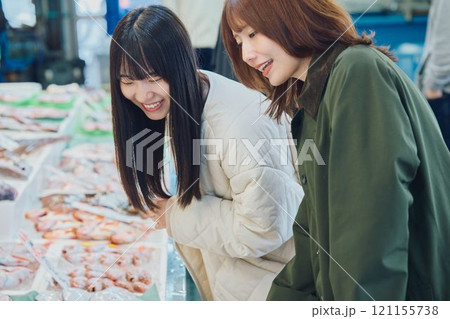 魚市場を楽しむ女性たち 撮影協力 ・ピアbandai 魚市場を楽しむ女性たち 撮影協力 ・ピアbandai 121155738