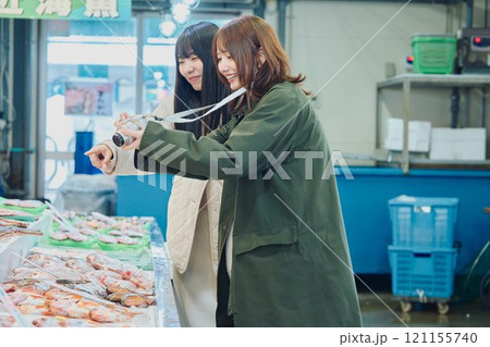 魚市場を楽しむ女性たち 撮影協力 ・ピアbandai 魚市場を楽しむ女性たち 撮影協力 ・ピアbandai 121155740