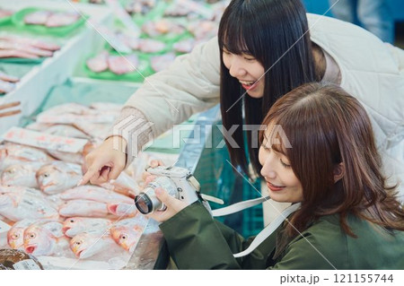 魚市場を楽しむ女性たち 撮影協力 ・ピアbandai 魚市場を楽しむ女性たち 撮影協力 ・ピアbandai 121155744