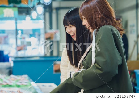 魚市場を楽しむ女性たち　撮影協力 ・ピアbandai 121155747