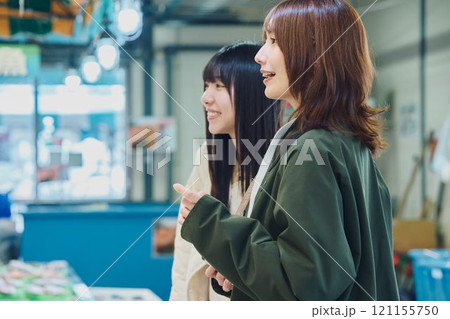 魚市場を楽しむ女性たち 撮影協力 ・ピアbandai 魚市場を楽しむ女性たち 撮影協力 ・ピアbandai 121155750