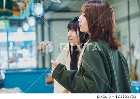 魚市場を楽しむ女性たち　撮影協力 ・ピアbandai 121155752