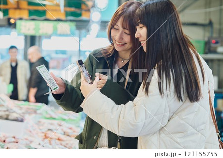 魚市場でQRコード決済をする女性たち 撮影協力 ・ピアbandai 魚市場でQRコード決済をする女性たち 撮影協力 ・ピアbandai 121155755