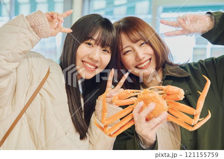 魚市場を楽しむ女性たち　撮影協力 ・ピアbandai 121155759