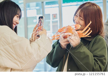 魚市場を楽しむ女性たち　撮影協力 ・ピアbandai 121155761