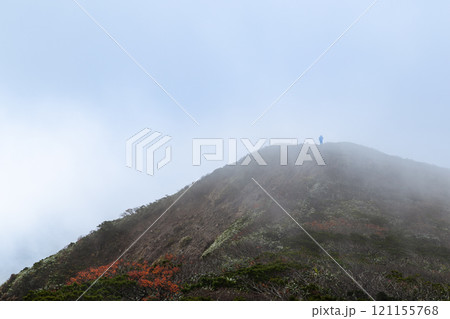 紅葉の頃の栗駒登山　濃霧の山頂付近の稜線 121155768