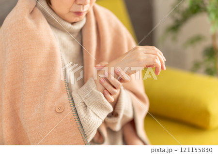 手首の痛みに苦しむミドル〜シニア女性 121155830