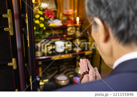お墓参りする男性 121155846