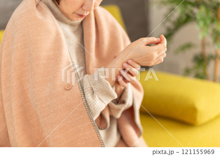 手首の痛みに苦しむミドル〜シニア女性 121155969