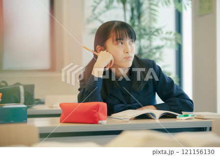 勉強に伸び悩む女子高生 121156130
