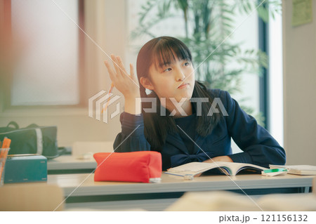 勉強に伸び悩む女子高生 121156132