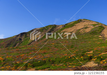 紅葉の頃の栗駒山 121156155