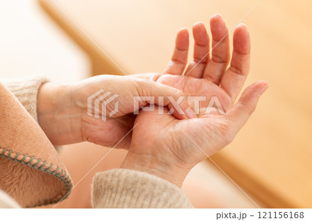 手の痛みに苦しむミドル〜シニア女性 121156168